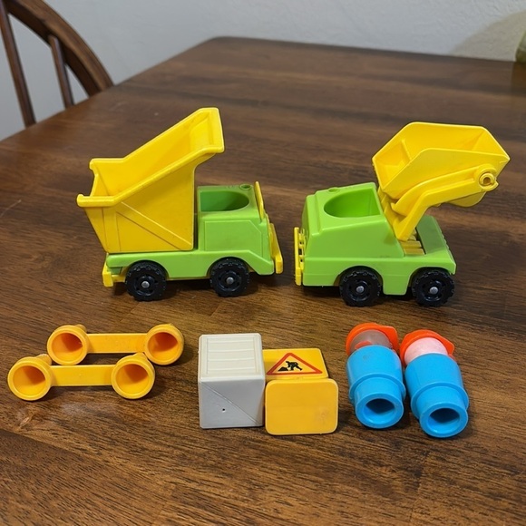 Vintage Fisher Price CONSTRUCTION VEHICLE AND LITTLE PEOPLE WORKERS LOT 0F 8 - Picture 15 of 16